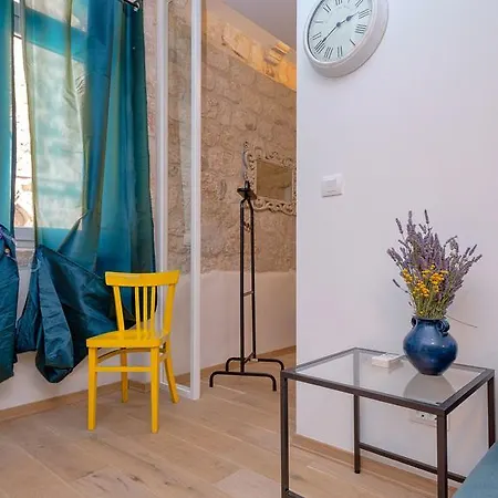 Apartman Kateive هفار